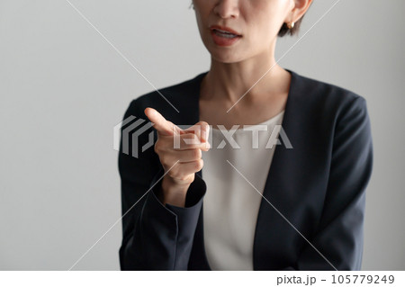 感情的な女性 感情的な女性 105779249