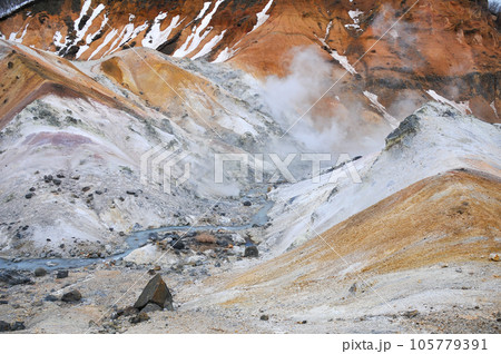 登別地獄谷の美しい風景 登別地獄谷の美しい風景 105779391