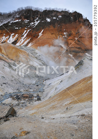 登別地獄谷の美しい風景 登別地獄谷の美しい風景 105779392