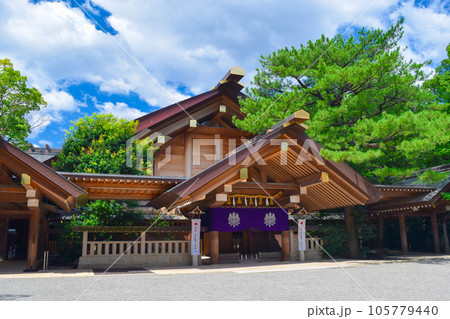 夏の晴れた日の神楽殿 105779440