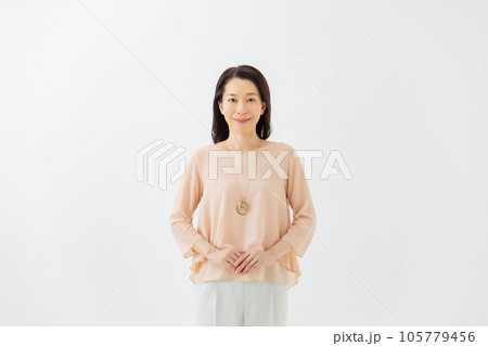 女性 ポートレート シニア 女性 ポートレート シニア 105779456