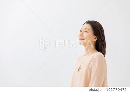 女性　ポートレート　シニア 105779475
