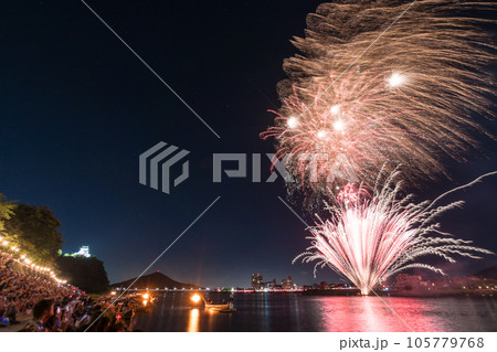 犬山城と花火　日本ライン夏まつりロングラン花火 105779768