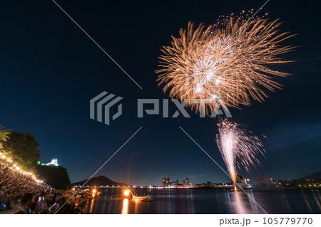 犬山城と花火　日本ライン夏まつりロングラン花火 105779770