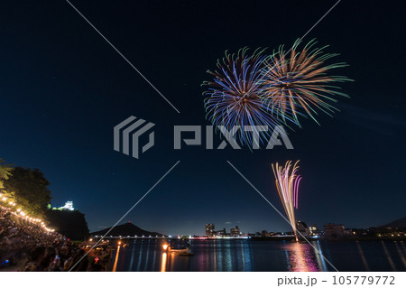 犬山城と花火　日本ライン夏まつりロングラン花火 105779772