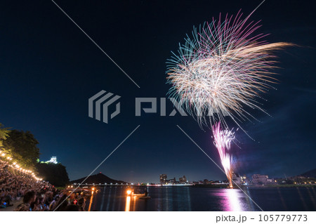 犬山城と花火　日本ライン夏まつりロングラン花火 105779773