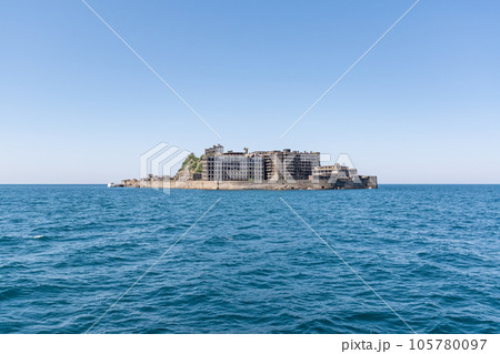 船から見る長崎 軍艦島(端島) 船から見る長崎 軍艦島(端島) 105780097