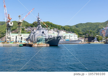 世界遺産 三菱長崎造船所に停泊するイージス艦 世界遺産 三菱長崎造船所に停泊するイージス艦 105780100
