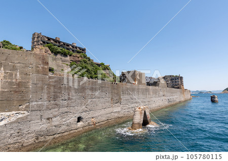 長崎　軍艦島（端島）の岸壁 105780115