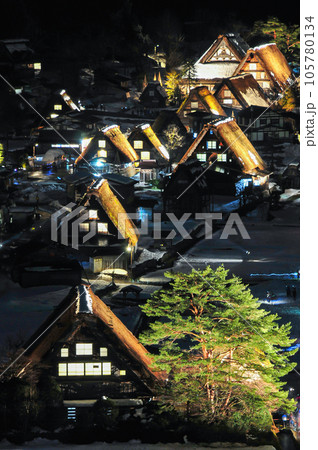 世界遺産白川郷の美しいライトアップ風景 世界遺産白川郷の美しいライトアップ風景 105780134