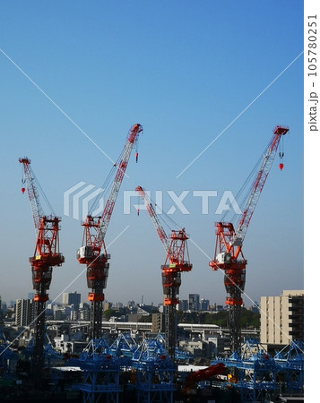 土木現場のタワークレーン 土木現場のタワークレーン 105780251