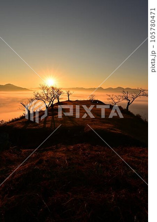 黒井城跡からの朝日 黒井城跡からの朝日 105780471