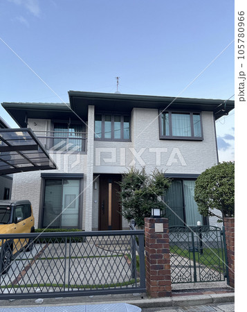 閑静な住宅街に建つ小さな庭とカーポートのある一戸建ての住宅 perming 写真素材 閑静な住宅街に建つ小さな庭とカーポートのある一戸建ての住宅 perming 写真素材 105780966