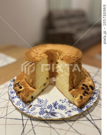 ハット型で焼いた手作りシフォンケーキ チョコチップ入り perming 写真素材 ハット型で焼いた手作りシフォンケーキ チョコチップ入り perming 写真素材 105780969