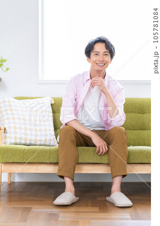 リビングでくつろぐ若い男性 105781084