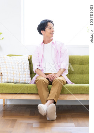 リビングでくつろぐ若い男性 リビングでくつろぐ若い男性 105781085