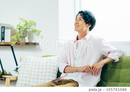 リビングでくつろぐ若い男性 105781086