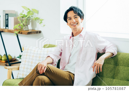 リビングでくつろぐ若い男性 105781087