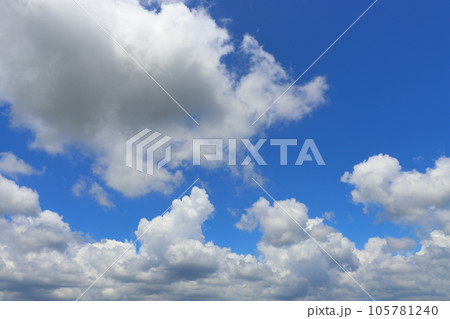 夏の青空と雲 105781240