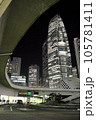 新宿西口地下から見上げる夜景 105781411