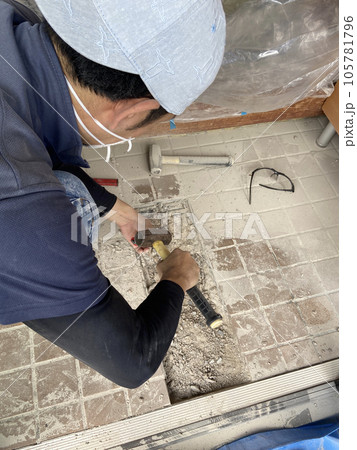玄関タイルを修理する 105781796