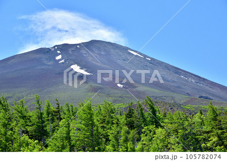 夏富士　富士スバルライン五合目からの富士山　吉田口登山道 105782074