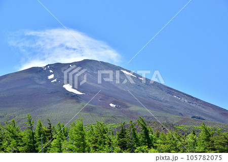 夏富士 富士スバルライン五合目からの富士山 吉田口登山道 夏富士 富士スバルライン五合目からの富士山 吉田口登山道 105782075