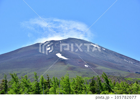 夏富士　富士スバルライン五合目からの富士山　吉田口登山道 105782077