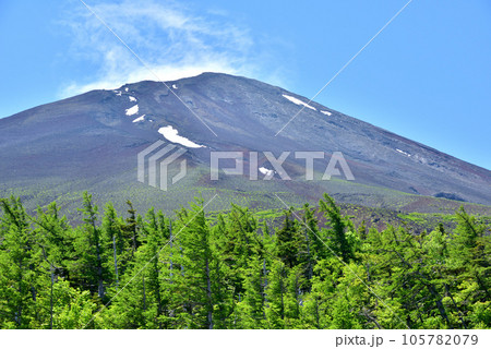 夏富士　富士スバルライン五合目からの富士山　吉田口登山道 105782079