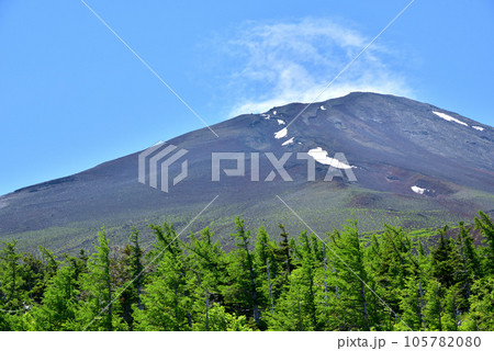 夏富士　富士スバルライン五合目からの富士山　吉田口登山道 105782080