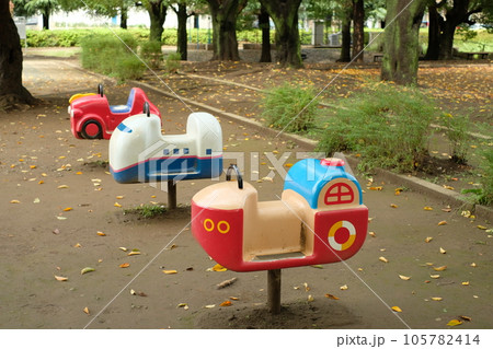公園の乗り物型遊具 公園の乗り物型遊具 105782414