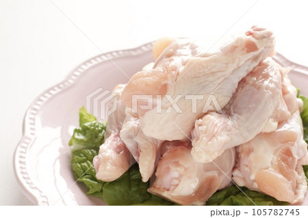 生鶏肉の手羽元 105782745