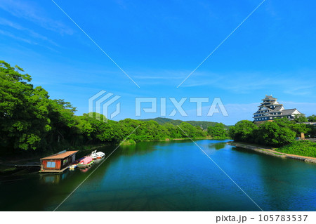【岡山県】晴天の岡山城と旭川(令和の大改修後) 【岡山県】晴天の岡山城と旭川(令和の大改修後) 105783537