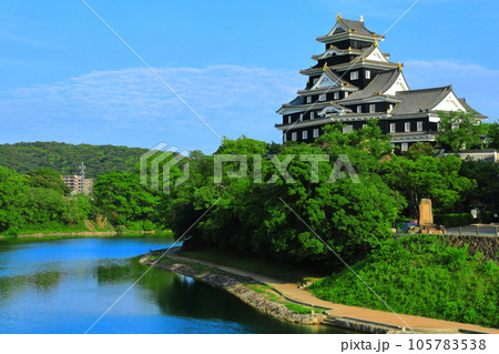 【岡山県】晴天の岡山城と旭川(令和の大改修後) 【岡山県】晴天の岡山城と旭川(令和の大改修後) 105783538