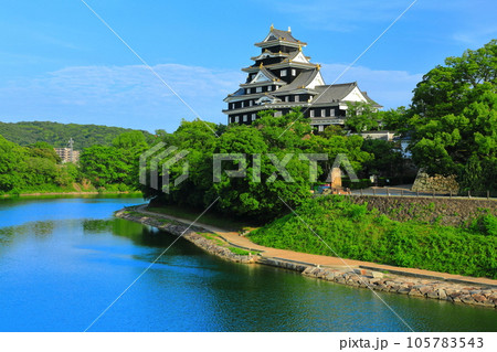 【岡山県】晴天の岡山城と旭川（令和の大改修後） 105783543