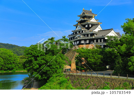 【岡山県】晴天の岡山城と旭川（令和の大改修後） 105783549