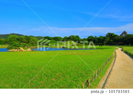 【岡山県】晴天の後楽園と岡山城（令和の大改修後） 105783565