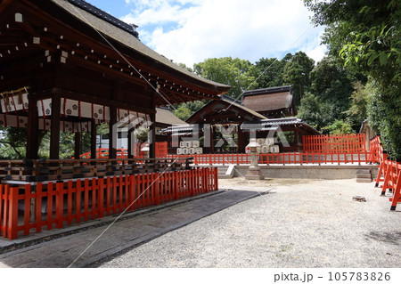 日本の京都市の建勲神社境内の中にある本殿と拝殿の風景 日本の京都市の建勲神社境内の中にある本殿と拝殿の風景 105783826
