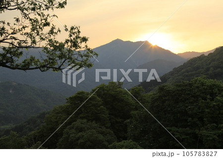 樽口峠夕景　稜線に沈んでいく夕陽 105783827