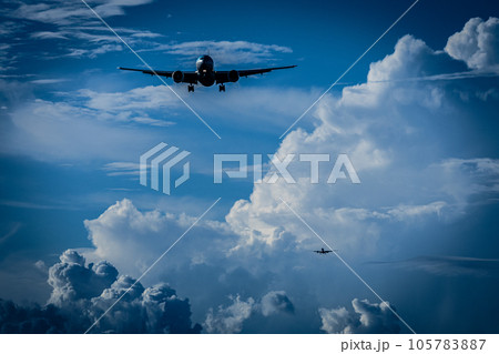 発達した積乱雲に囲まれながら進入する飛行機 発達した積乱雲に囲まれながら進入する飛行機 105783887