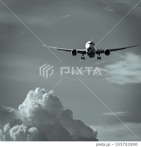 発達した積乱雲に囲まれながら進入する飛行機 105783890