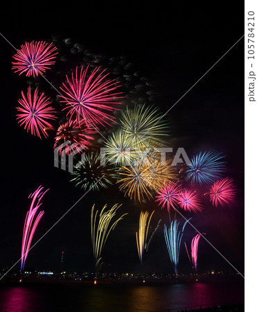 第39回市川市民納涼花火大会での打ち上げ花火の写真素材 [105784210