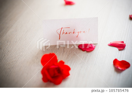 bouquet of beautiful red roses in a basket on table bouquet of beautiful red roses in a basket on table 105785476