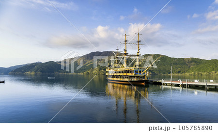 箱根・桃源台から眺める芦ノ湖の景観と海賊船 / Hakone, Japan 105785890