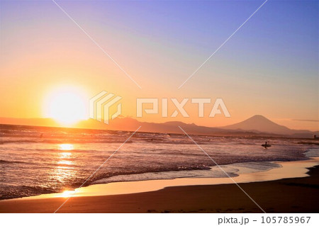 海に沈む夕陽 105785967