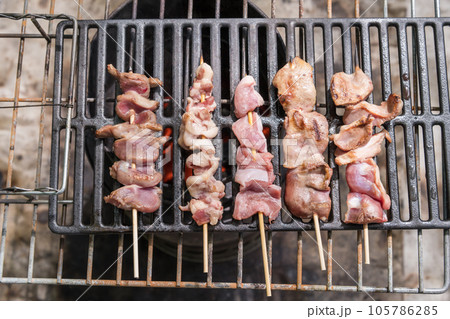 【オートキャンプ場でソロキャンプ　熾火で焼き鳥タン、ハツを焼く】 105786285