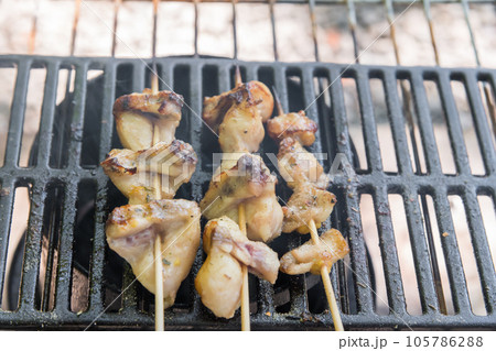【オートキャンプ場でソロキャンプ 熾火で焼き鳥ぼんじりを焼く】 【オートキャンプ場でソロキャンプ 熾火で焼き鳥ぼんじりを焼く】 105786288