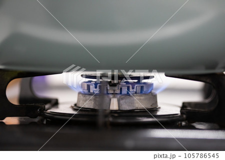 調理中のガスコンロの火　写真素材 105786545