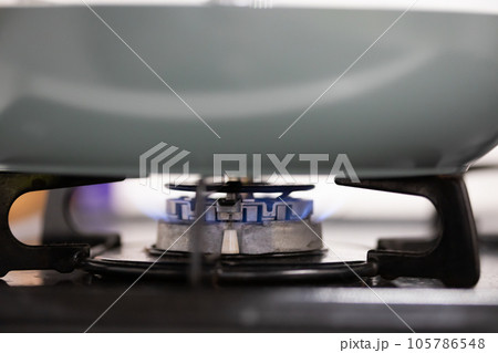 調理中のガスコンロの火　写真素材 105786548