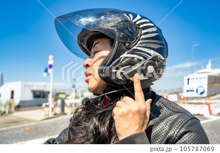 大型クルーザーバイクで横浜ツーリングをする女性ライダー インカムで会話 大型クルーザーバイクで横浜ツーリングをする女性ライダー インカムで会話 105787069